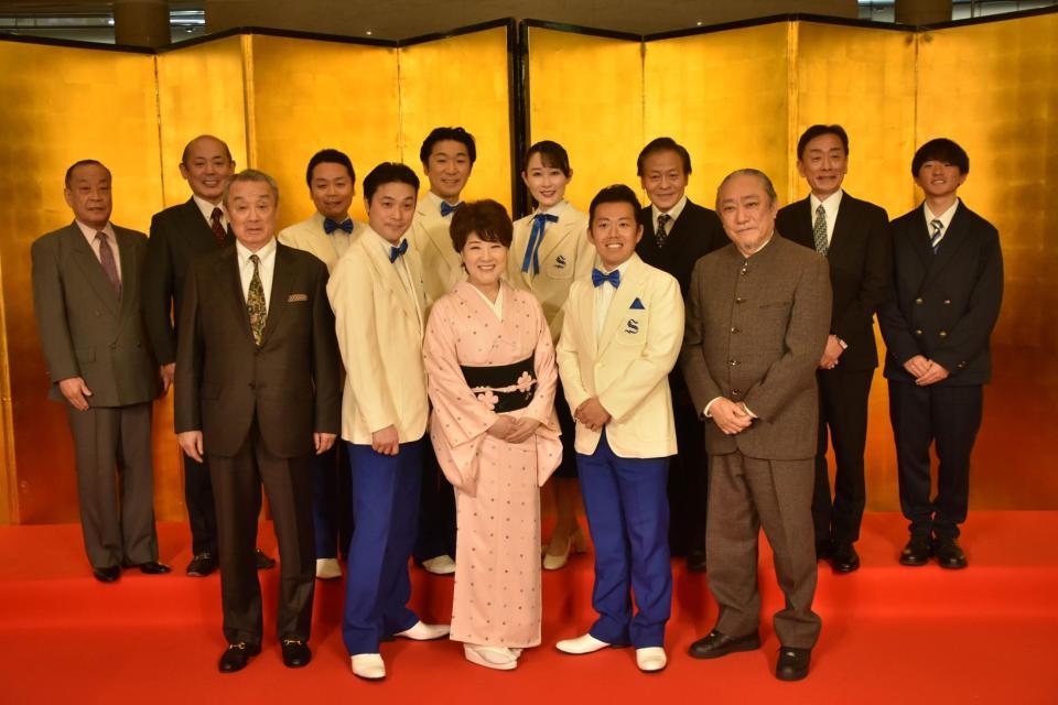 　松竹新喜劇に初出演する川中美幸（前列中央）。（前列左から）曽我廼家文童、渋谷天笑、藤山扇治郎、渋谷天外