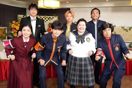 　「ゴチ２５」に登場する（前列左から）小芝風花、高橋文哉、やす子、岡村隆史、（後列同）羽鳥慎一アナ、増田貴久、盛山晋太郎