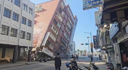 　３日、台湾東部・花蓮で倒壊した建物（ＴＶＢＳテレビ提供・ＡＰ＝共同）
