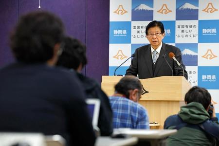 　記者会見する静岡県の川勝平太知事