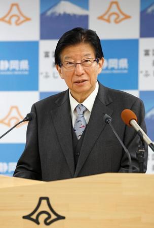 　記者会見する静岡県の川勝平太知事