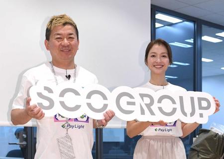 　株式会社ＳＣＯの玉井雄介代表取締役（左）と入社した福田典子（撮影・佐々木彰尚）