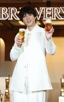 　ビールを手に笑顔の山田裕貴（撮影・金田祐二）