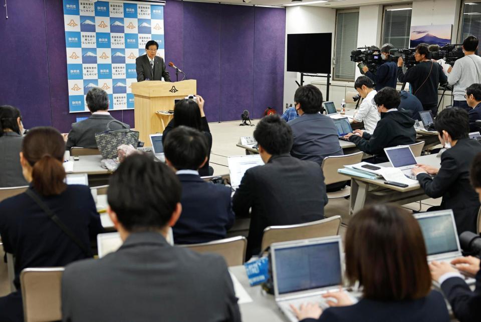 　記者会見する静岡県の川勝平太知事（共同）