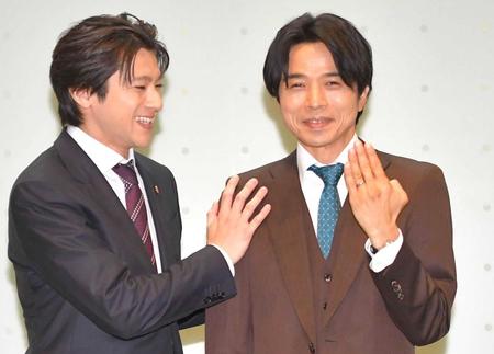 　指輪を見せる仕草をして山田裕貴（左）から突っ込まれる井ノ原快彦（撮影・出月俊成）