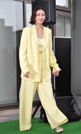 　淡いイエローの衣装で登場した長谷川京子（撮影・出月俊成）