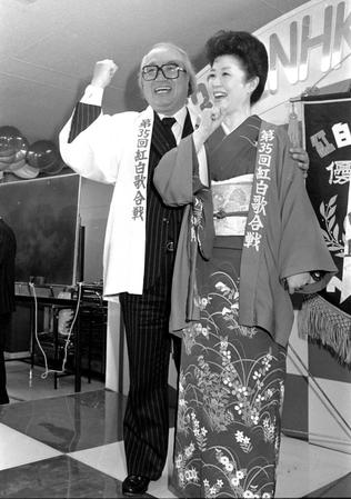 　森光子さん（右）と第３５回紅白の司会を務める鈴木健二さん＝１９８４年１２月