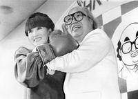 　第３４回紅白歌合戦の司会を務めた黒柳徹子（左）と鈴木健二さん＝１９８３年１２月