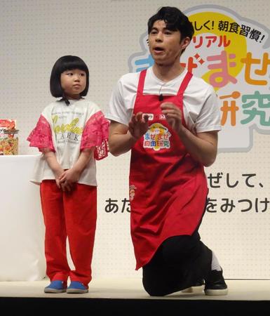 　「ごろグラ×シスコーン　全国試食イベント出発式＆試食会」で初共演した永尾柚乃（左）と小島よしお