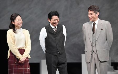 　舞台「ＧＯＯＤ」の会見で笑顔を見せる（左から）藤野涼子、萩原聖人、佐藤隆太（撮影・佐々木彰尚）