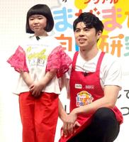 　「ごろグラ×シスコーン　全国試食イベント出発式＆試食会」に出席した永尾柚乃（左）と小島よしお