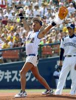 　横浜対阪神の始球式に登場した松本人志=２００６年