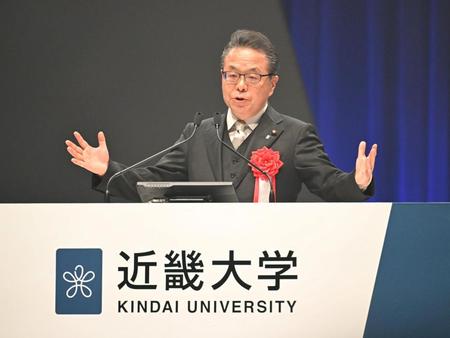 　祝辞を述べる近大・世耕弘成理事長（撮影・石井剣太郎）