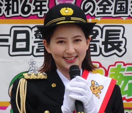 　一日警察署長を務めた河北麻友子
