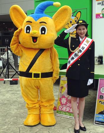 　「志村警察署の一日署長」を務めたモデルでタレントの河北麻友子とピーポくん　