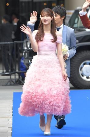 　ピンクのドレスで登場した生見愛瑠（撮影・出月俊成）