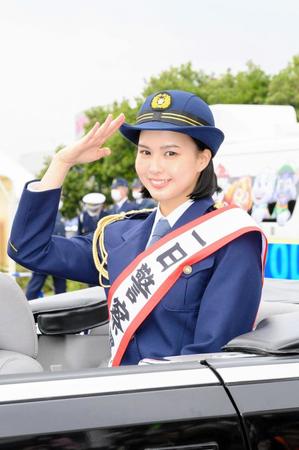 　一日警察署長に就任した白河れい