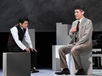 　舞台「ＧＯＯＤ」の公開フォトコールで熱演する佐藤隆太（右）と萩原聖人（撮影・佐々木彰尚）