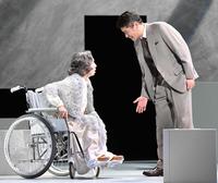 　舞台「ＧＯＯＤ」の公開フォトコールで熱演する佐藤隆太（右）と那須佐代子（撮影・佐々木彰尚）