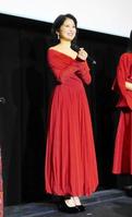 　真っ赤なドレスで登場した佐津川愛美