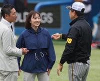 　６日のヤクルトー阪神戦の前に練習を見学する石川佳純さん（撮影・田中太一）