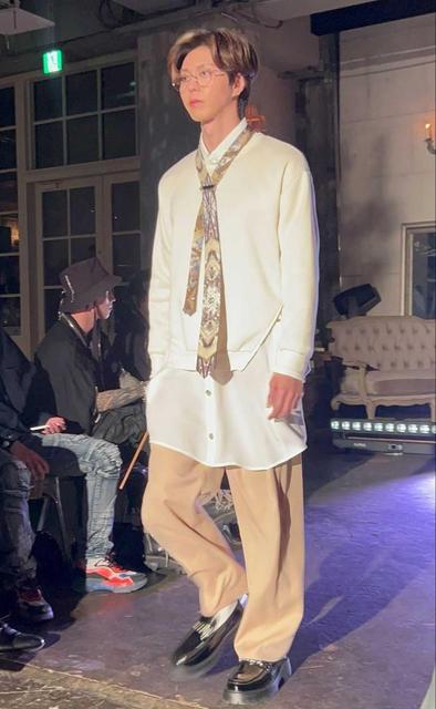 岡本聖哉“魔法学生ルック”で堂々 長身177センチ 秋冬コレクションの