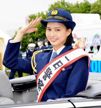 　一日警察署長に就任した白河れい