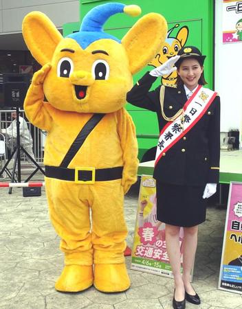 　「志村警察署の一日署長」を務めたモデルでタレントの河北麻友子とピーポくん　