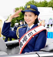 　一日警察署長に就任した白河れい