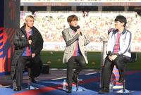 　試合前のトークショーに登場した（左から）ＳＫＹ－ＨＩ、Ｎｉｓｓｙ、声優の小野友樹（撮影・堀内翔）