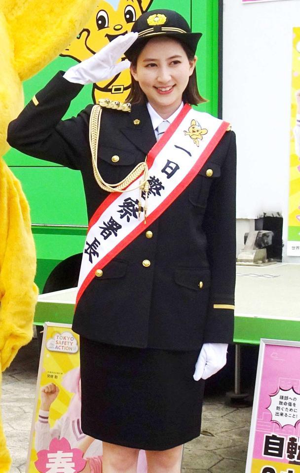 　「志村警察署の一日署長」を務めたモデルでタレントの河北麻友子とピーポくん