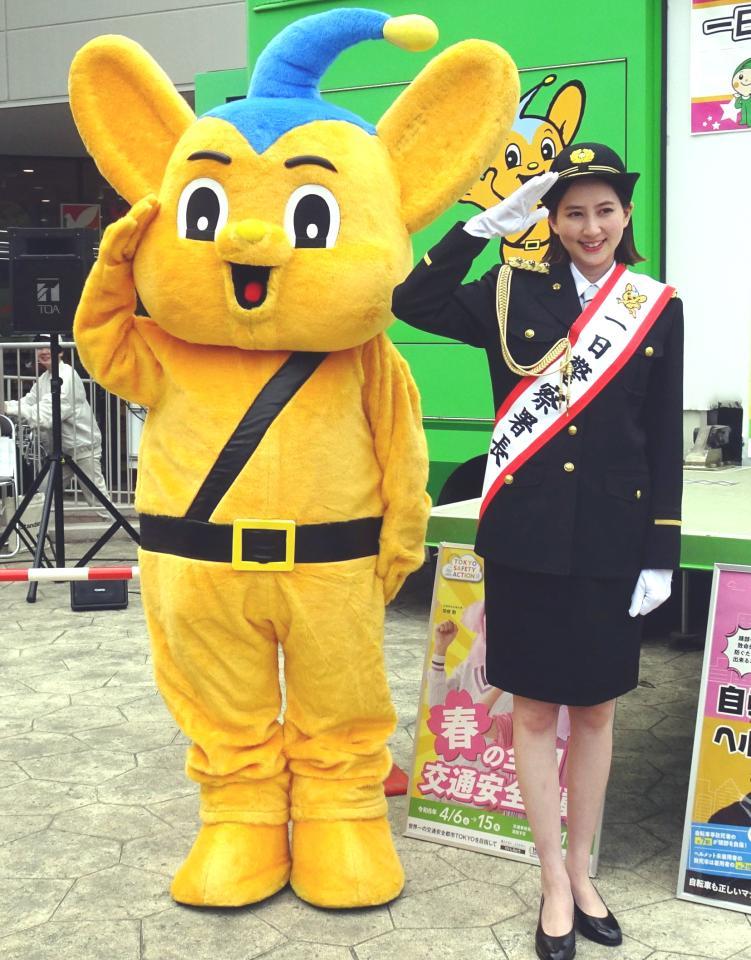 　「志村警察署の一日署長」を務めたモデルでタレントの河北麻友子とピーポくん　