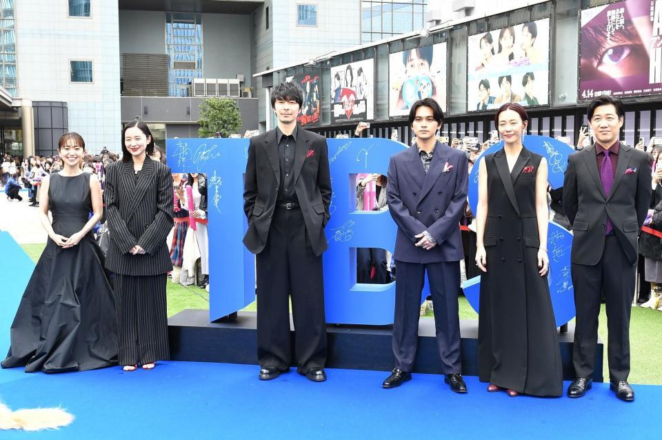 　「アンチヒーロー」の（左から）大島優子、堀田真由、長谷川博己、北村匠海、木村佳乃、林泰文（撮影・出月俊成）