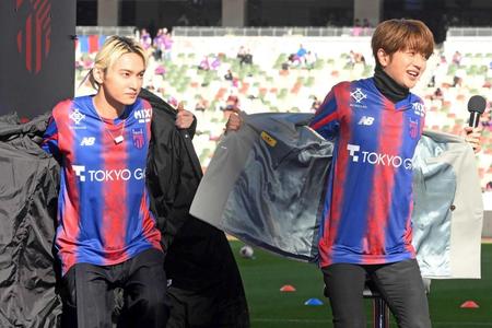 　ＦＣ東京のユニホーム姿を披露するＳＫＹ－ＨＩ（左）とＮｉｓｓｙ（撮影・堀内翔）