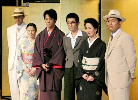 　役者で活躍の宮迫博之（右端）。共演の（左から）阿部寛、原田知世、堤真一、永瀬正敏、いしだあゆみ＝２００４ 年８月