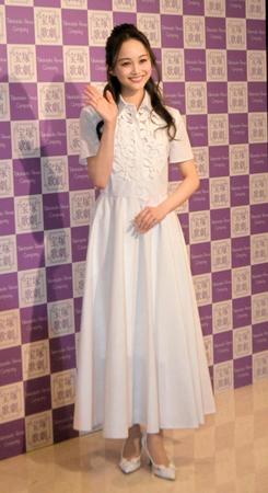 　退団会見を行った星組トップ娘役の舞空瞳