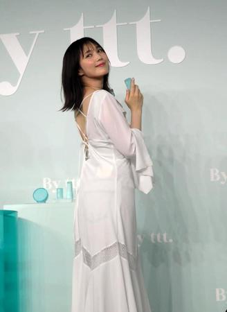 　美背中を見せる本田翼