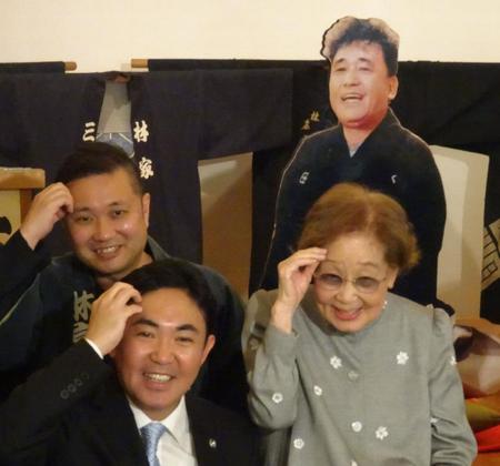 　二代目・林家三平（前列左）と海老名香葉子氏（右）