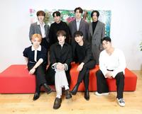 　夢と向き合うＡＴＥＥＺの（前列左から）ＨＯＮＧＪＯＯＮＧ、ＹＵＮＨＯ、ＷＯＯＹＯＵＮＧ、ＳＡＮ（後列左から）ＹＥＯＳＡＮＧ、ＪＯＮＧＨＯ、ＭＩＮＧＩ、ＳＥＯＮＧＨＷＡ（撮影・西岡正）