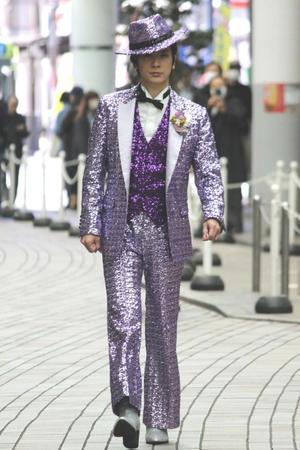 　商店街を歩いて登場した一之森大湖