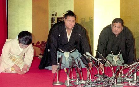 　１９９３年１月、横綱昇進の伝達式に臨む曙と東関親方夫妻