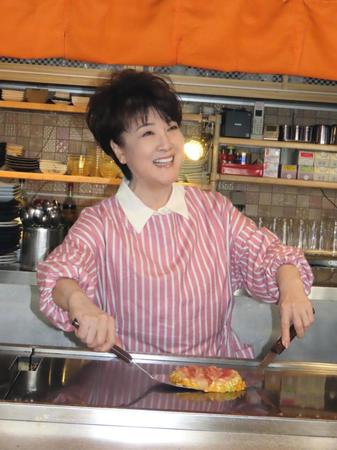 　自身が経営するお好み焼き店「かわなか」で料理をする川中美幸
