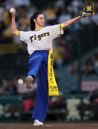 【写真】人気女優が甲子園で始球式　あれっ？なんか足の上げ方おかしくない？