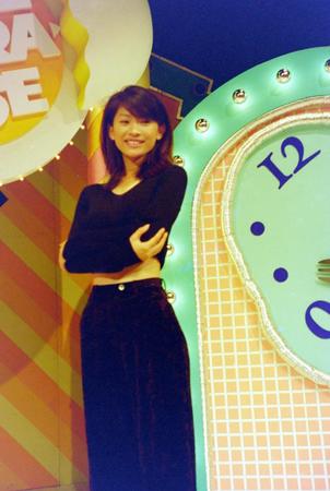 　関西テレビの深夜番組にゲスト出演した篠原涼子＝大阪市内、１９９５年８月９日