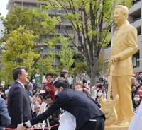 　自身の銅像を見上げる加山雄三