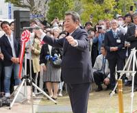 　３０００人に祝われ喜ぶ加山雄三