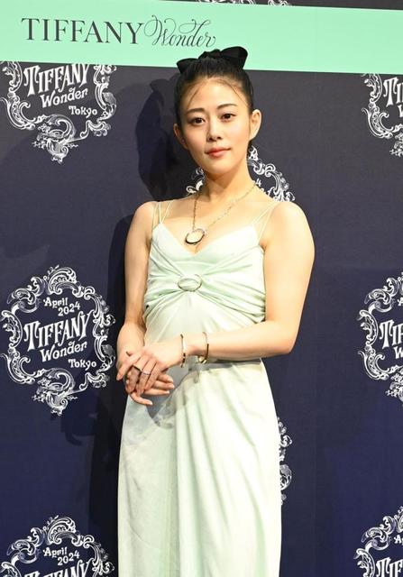 田中みな実＆高畑充希 肩だし＆背中見せドレスで魅惑のS字共演