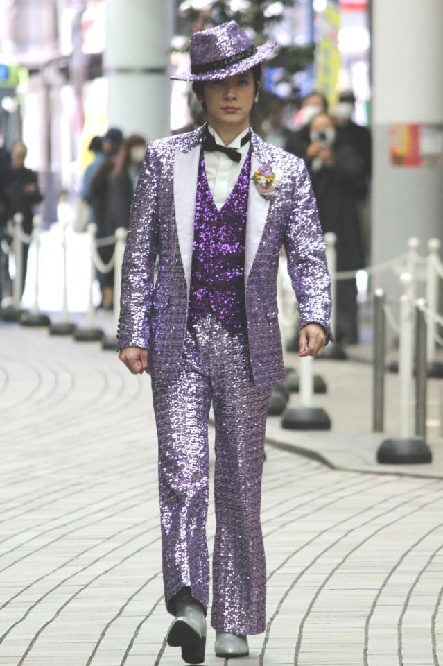 　商店街を歩いて登場した一之森大湖