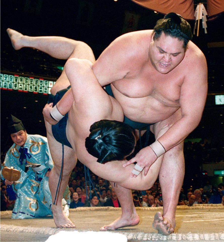 　１９９７年大相撲夏場所千秋楽で、横綱貴乃花を破り優勝決定戦に持ち込んだ横綱曙（右）