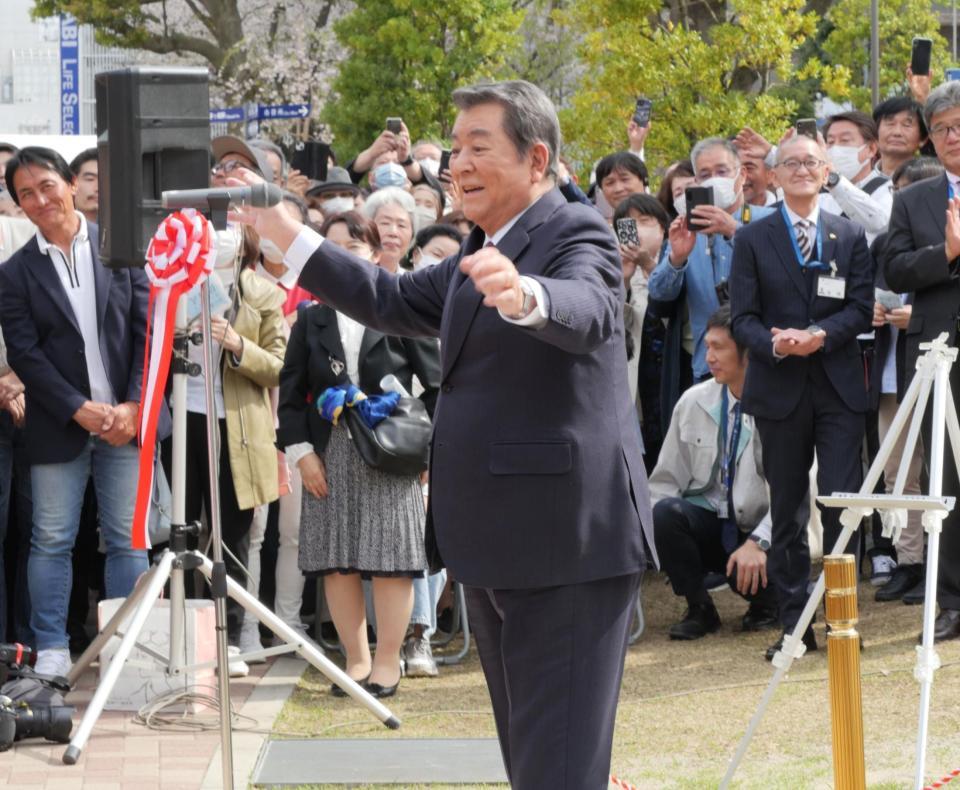 　３０００人に祝われ喜ぶ加山雄三